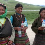 Vackra kvinnor på Tibetanska platån